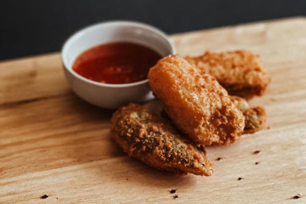 Piments jalapeños farcis au fromage.
