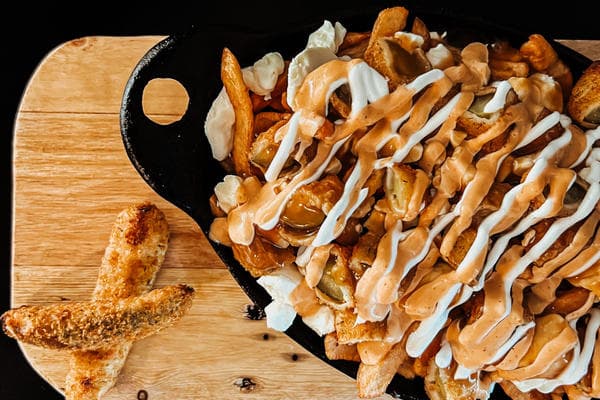 Poutine cornichons frits