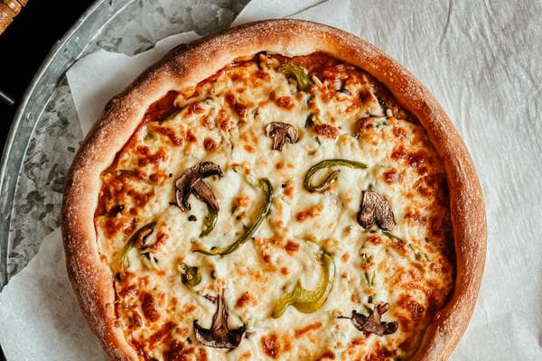 Pizza Toute Garnie + Frite incluse (à partir du format petite)