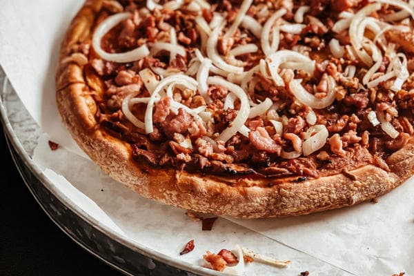 Pizza Bacon & Oignons + Frite incluse (à partir du format petite)