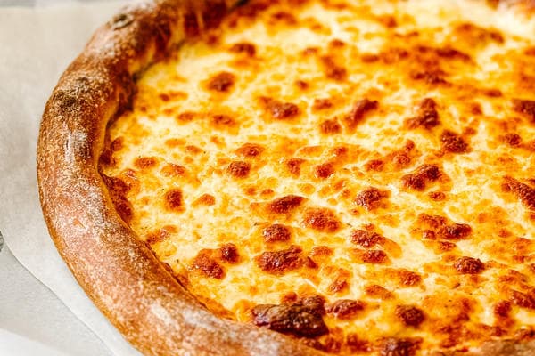 Pizza au Fromage + Frite incluse (à partir du format petite)