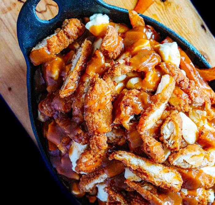 POUTINE POULET MIEL ÉPICÉ