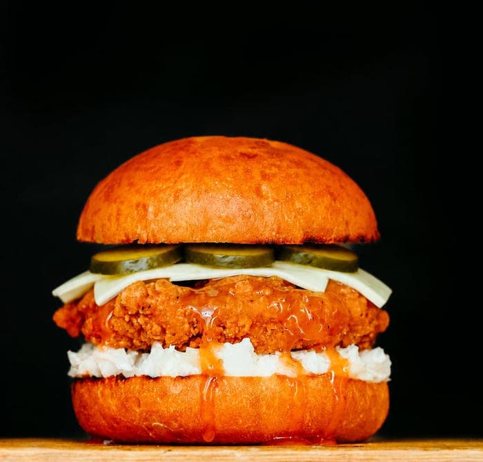 BURGER POULET MIEL ÉPICÉ